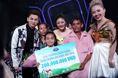 Hồ Văn Cường đăng quang Vietnam Idol Kids mùa đầu tiên.
