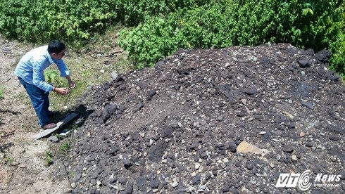 Nhiều tấn chất thải màu đen nghi của Formosa trong trang trại dân