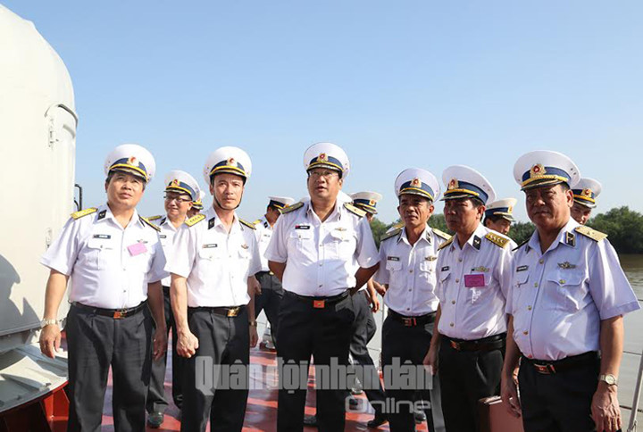 Chuẩn đô đốc Phạm Hoài Nam, Tư lệnh Quân chủng Hải quân kiểm tra công tác tham gia hội thao trên tàu 273, Lữ đoàn 167.