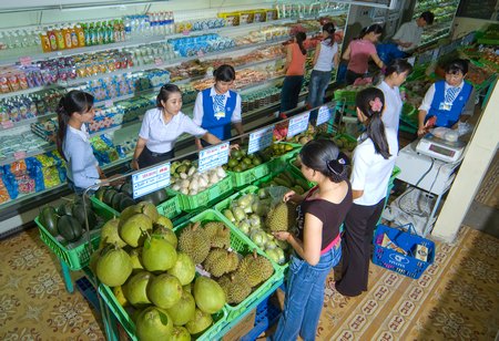 Người tiêu dùng đã thận trọng với trái cây Trung Quốc. Trái cây trong siêu thị luôn có xuất xứ rõ ràng hơn. Ảnh: VINH HIỂN