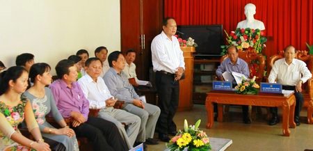 Trưởng Ban Tuyên giáo Tỉnh ủy Vĩnh Long Nguyễn Bách Khoa (đứng) chia sẻ thực tiễn việc học tập và làm theo gương Bác tại địa phương.