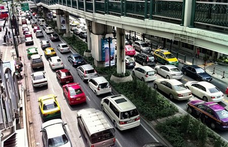 Giá bán ô tô tại Việt Nam cao hơn nhiều so với các nước trong khu vực, thậm chí có nhiều dòng xe chênh tới 60 - 80%. (Ảnh minh họa).