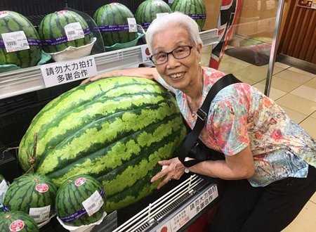 Người dân địa phương háo hức chụp ảnh cùng quả dưa hấu đến từ Nhật Bản.