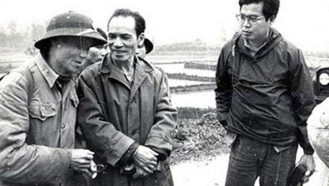 Nhà báo Takano (bìa phải) trước khi hy sinh. (Ảnh tư liệu) 