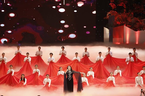 Tiết mục Màu hoa đỏ do NSƯT Thanh Lam thể hiện trong chương trình Giai điệu tự hào 2015. Ảnh: TL.