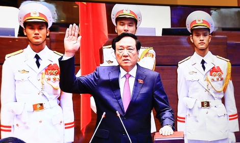 Ông Nguyễn Hòa Bình tuyên thệ trước Quốc hội. 