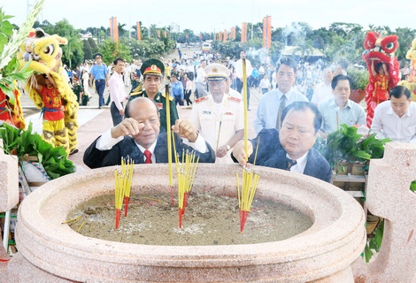 Phó Bí thư thường trực Tỉnh ủy- Trương Văn Sáu (trái) và Chủ tịch UBND tỉnh- Nguyễn Văn Quang thắp hương tại tượng đài Nghĩa trang liệt sĩ tỉnh.