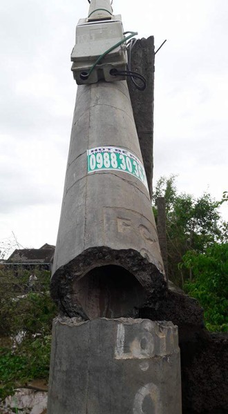 Cột điện ở Ninh Bình bị gãy đổ do bão số 1