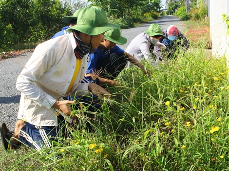 SVTN cùng nhau làm cỏ, trồng hoa tạo mỹ quan sạch đẹp cho địa phương.