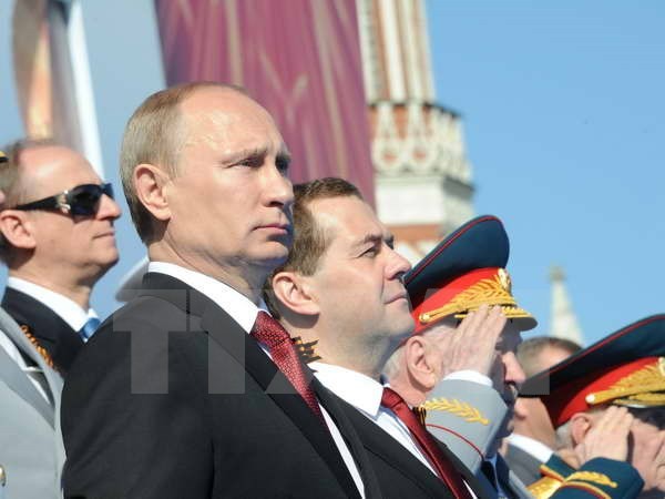 Tổng thống Nga Vladimir Putin (trái) và Thủ tướng Nga Dmitry Medvedev (thứ 2, trái) dự lễ kỷ niệm Ngày Chiến thắng ở Quảng trường Đỏ ngày 9/5. (Nguồn: AFP/TTXVN)