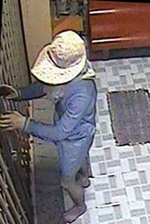 Một tên trộm đang cạy cửa, đột nhập tiệm vàng ở huyện Phong Điền, TP. Cần Thơ đầu năm 2015. (Ảnh: Camera an ninh, nguồn: vnexpress.net).