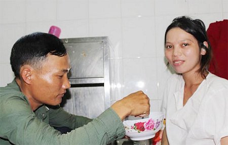 Anh Võ Văn Lượng rất hạnh phúc đang đút canh cho vợ khi mẹ tròn con vuông.