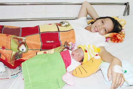 Chị Lê Thị Tố Quyên bên em bé sinh ra trên tàu cao tốc, ảnh chụp chiều ngày 31/7/2016.