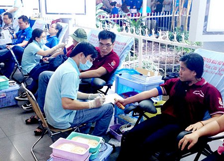 Chiến sĩ trẻ Đoàn Khối Dân - Chính - Đảng tham gia hiến máu tình nguyện cấp Thành tại ngày hội Giọt máu hồng – Chia sẻ yêu thương