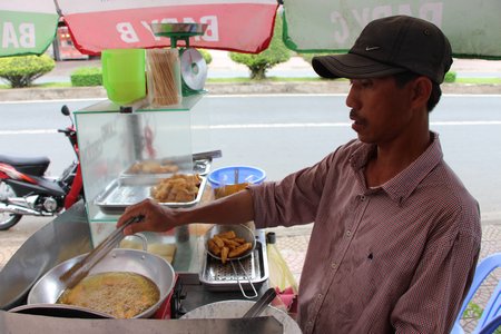“Mỗi ngày tôi bán được 5kg khoai, thu nhập cũng đủ sống”- anh Tuấn bán khoai lang lắc nói.