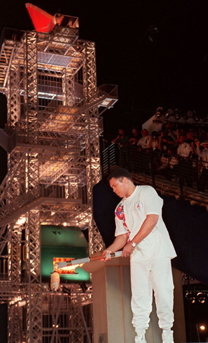 Huyền thoại quyền anh Mohamed Ali châm lửa đài đuốc tại lễ khai mạc Olympics 1996 diễn ra trên sân vận động ở Atlanta. Ông giành huy chương vàng Olympics 1960. Mohamed Ali qua đời năm 2016 ở tuổi 74.
