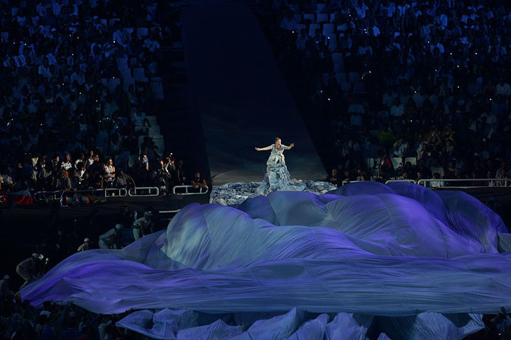 Nghệ sĩ Bjork hát ở lễ khai mạc Olympics Athens trên sân vận động Sports Complex ngày 13/8/2004.