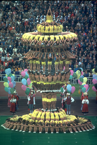 Các nghệ sĩ tạo nên tháp ấn tượng tại lễ khai mạc diễn ra trên sân Central Lenin ở Olympics Moscow 1980.