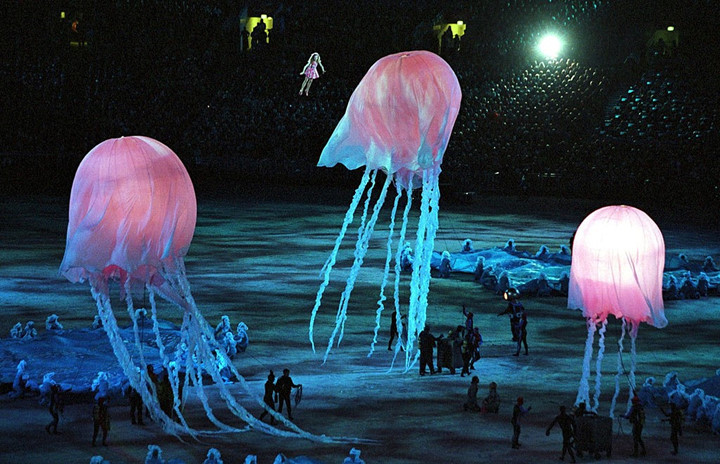 Hình ảnh trong chuỗi giấc mơ lung linh sắc màu của một bé gái về cuộc sống dưới đại dương cùng những người bạn mực khổng lồ tại lễ khai mạc Sydney 2000 ở Australia.