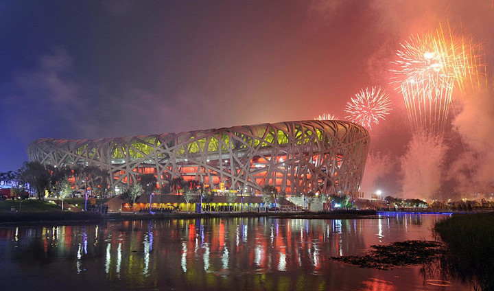 Màn bắn pháo hoa rực rỡ trên sân vận động Tổ chim ở Olympics Bắc Kinh 2008 diễn ra tại (Trung Quốc)