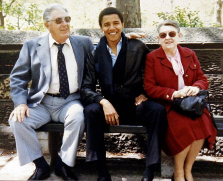 Chàng trai Barack Obama (ở giữa) cùng với ông bà ngoại Stanley Dunham và Madelyn Dunham trong công viên. (Ảnh: Obama For America/ Reuters).