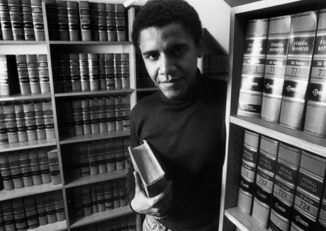 Chàng sinh viên Barack Obama trong thư viện của Đại học Luật Havard. (ảnh: Getty).