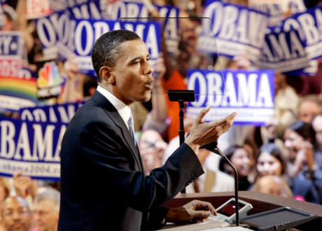 Ông Barack Obama, Thượng nghị sỹ đảng Dân chủ phát biểu trong một đêm Đại hội đảng ở Boston năm 2004. (ảnh: Reuters).