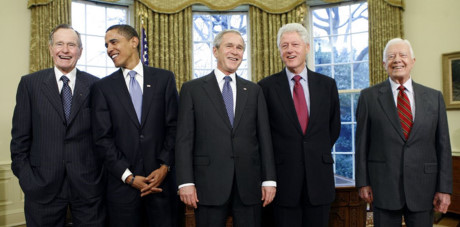 Từ trái sang, cựu Tổng thống George H.W. Bush, Tổng thống Barack Obama, cựu Tổng thống George W. Bush, cựu Tổng thống Bill Clinton và cựu Tổng thống Jimmy Carter trong Phòng Bầu dục năm 2009. (ảnh: Reuters).