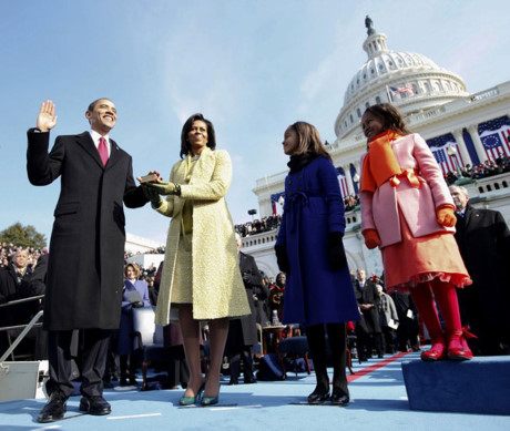Tổng thống Mỹ Obama tuyên thế trước Nhà Trắng năm 2009. (ảnh: AP).