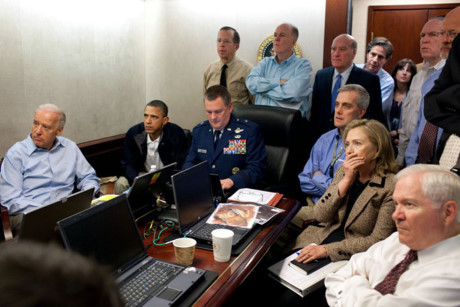 Tổng thống Obama cùng với các quan chức cấp cao của chính phủ căng thẳng theo dõi vụ bắt giữ trùm khủng bố Osama bin Laden. (ảnh: AP).