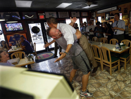 Tổng thống Barack Obama được ông chủ nhà hàng Big Apple Pizza, ông Van Duzer đột ngột nhấc bổng lên. Ảnh chụp vào năm 2012. (Ảnh: AP).