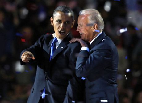 Tổng thống Barack Obama cùng với Phó Tổng thống Joe Biden sau bài phát biểu chiến thắng ở Chicago năm 2012. (ảnh: Reuters).