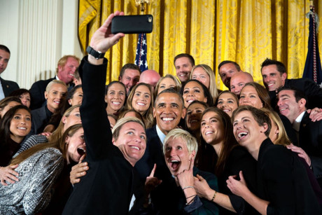 Tổng thống Obama chụp ảnh cùng với các thành viên đội bóng đã nữ của Mỹ sau chiến thắng tại World Cup 2015. (ảnh: Nhà Trắng).