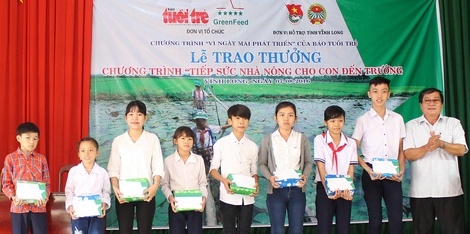Ông Nguyễn Văn Sơn- Phó Chủ tịch thường trực Hội Nông dân tỉnh trao phần thưởng cho con nông dân.