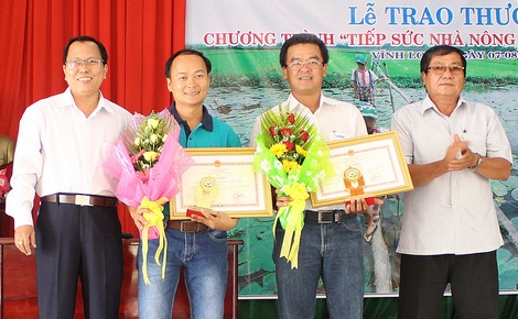 Dịp này, Báo Tuổi trẻ và Công ty CP Greenfeed Việt Nam được nhận bằng khen của UBND tỉnh vì đã đóng góp cho sự phát triển kinh tế- xã hội và khuyến học, khuyến tài của tỉnh. 