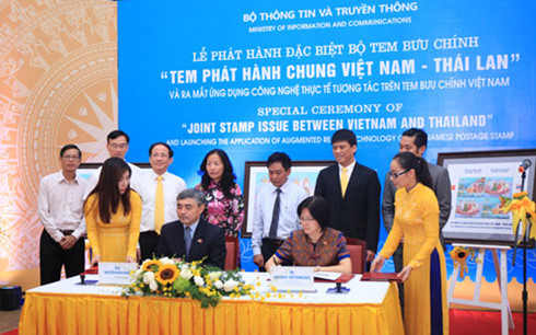Ông Nguyễn Minh Hồng, Thứ trưởng Bộ TT&TT và bà Wanthanee Viputwongsakul, Đại biện lâm thời Đại sứ quán Vương quốc Thái Lan tại Việt Nam ký phát hành bộ tem chung giữa hai nước.