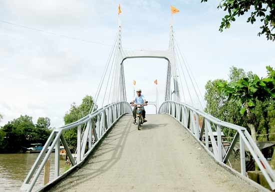 Người dân huyện Châu Thành (An Giang) đóng góp kinh phí xây dựng cầu nông thôn khang trang