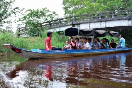 Du khách khám phá sự hoang sơ của rừng U Minh Hạ bằng phương tiện vỏ máy.