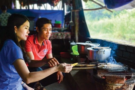Du khách trải nghiệm tự chế biến những món ăn dân dã, đậm đà hương vị của rừng U Minh Hạ.     Ảnh: KHÁNH PHƯƠNG