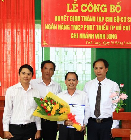 Bí thư Đảng ủy khối doanh nghiệp- Trần Xuân Thiện trao quyết định thành lập Chi bộ Ngân hàng HDBank.