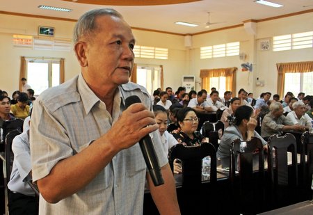 Cử tri Nguyễn Thành Liêm (TT Trà Ôn) gửi gắm kiến nghị đến đoàn đại biểu Quốc hội. 