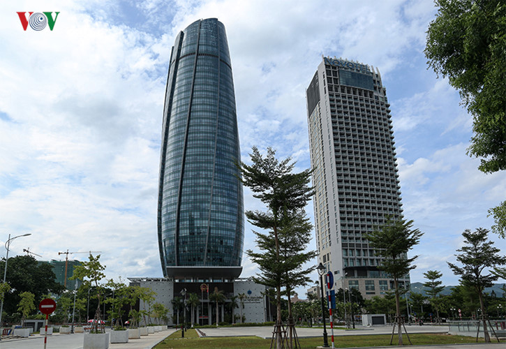 Tòa nhà có tổng diện tích sàn sử dụng là 64.108 m2. Hệ thống mái che ở tiền sảnh các mặt đường Lý Tự Trọng, Trần Phú và đường dẫn vào Bảo tàng Đà Nẵng.