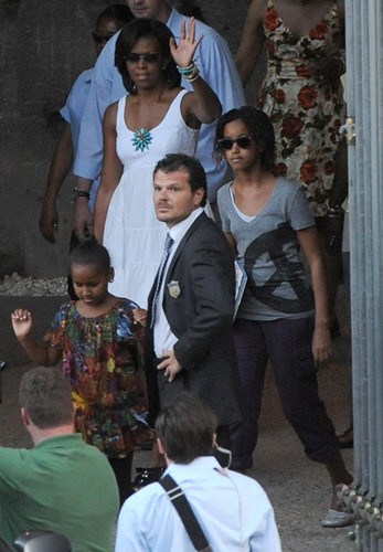 Trong chuyến thăm tới Italy vào tháng 7/2009, Đệ nhất phu nhân vẫy tay chào đám đông sau khi tham quan Colosseum cùng Sasha và Malia.