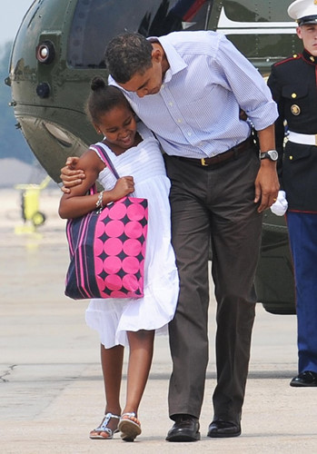 Ông Obama cùng con gái Sasha vừa hạ cánh từ chuyên cơ Air Force One trước khi tới Martha’s Vineyard vào tháng 8/2009.