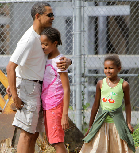 Tổng thống ôm con gái lớn trước khi vào sở thú Honolulu.