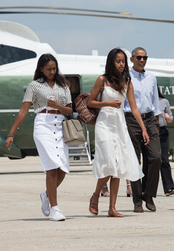 Ông Obama và hai cô con gái bước xuống chuyên cơ Air Force khi gia đình Tổng thống có kì nghỉ 2 tuần ở Martha’s Vineyard vào tháng 8/2016 vừa rồi.