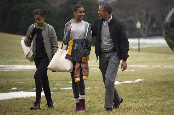 Tổng thống Obama trò chuyện với con gái sau khi họ quay trở về từ kì nghỉ ở Hawaii năm 2014.