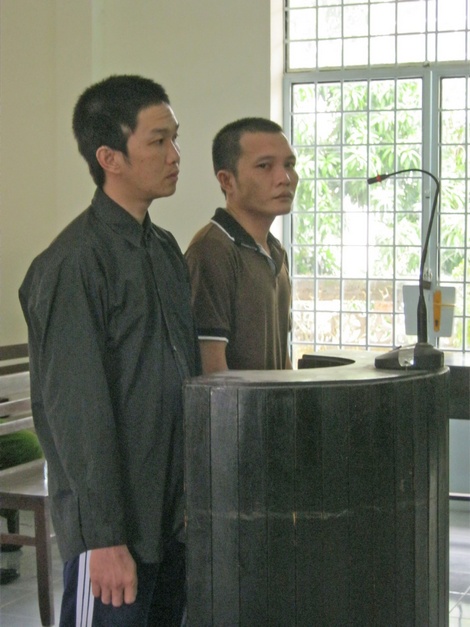 Bị cáo Danh (phải) và Tòng tại phiên tòa sơ thẩm.