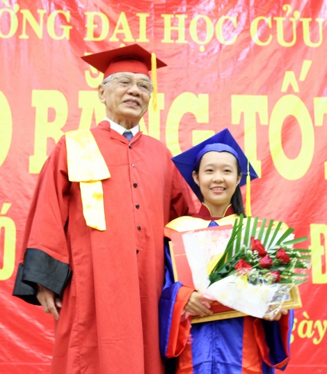 GS.TS. Bùi Song Cầu trao bằng tốt nghiệp cho sinh viên Nguyễn Đinh Huyền Trang, người duy nhất tốt nghiệp loại xuất sắc hệ ĐH khóa 13.