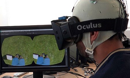 Bệnh nhân bị liệt đeo kính 3D nhìn môi trường do công nghệ thực tế ảo tạo ra để “kích thích tri giác”.